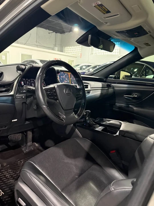 2021 Lexus ES 7th Gen - Image 9 of 14
