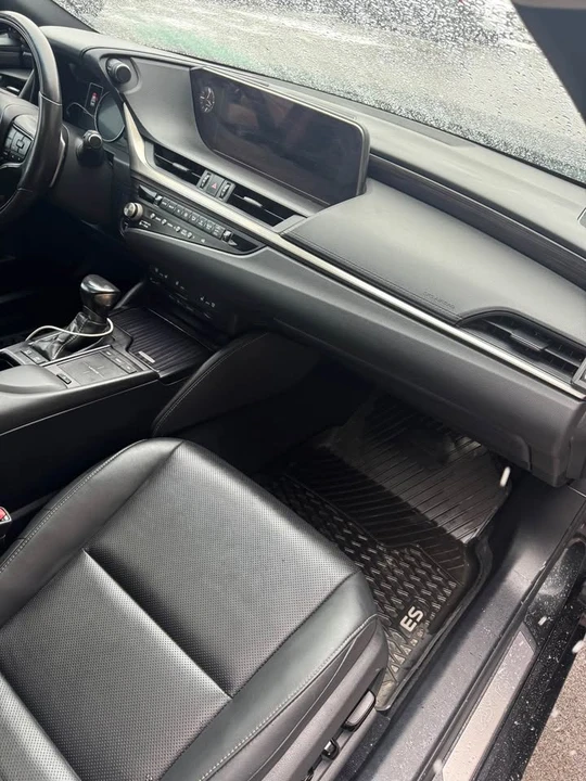 2021 Lexus ES 7th Gen - Image 2 of 20