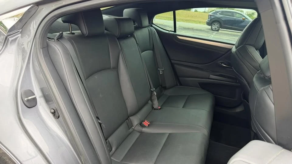 2021 Lexus ES 7th Gen - Image 16 of 19
