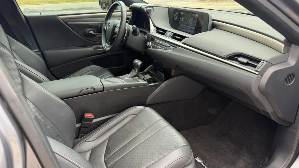 2021 Lexus ES 7th Gen - Image 12 of 19