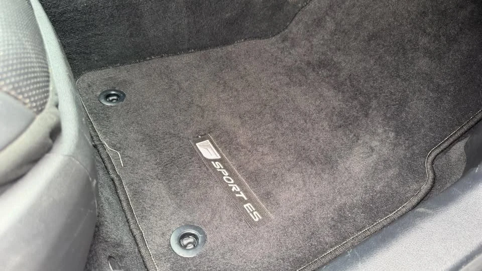 2021 Lexus ES 7th Gen - Image 15 of 19