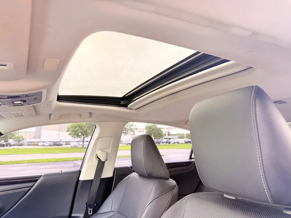 2021 Lexus ES 7th Gen - Image 10 of 11