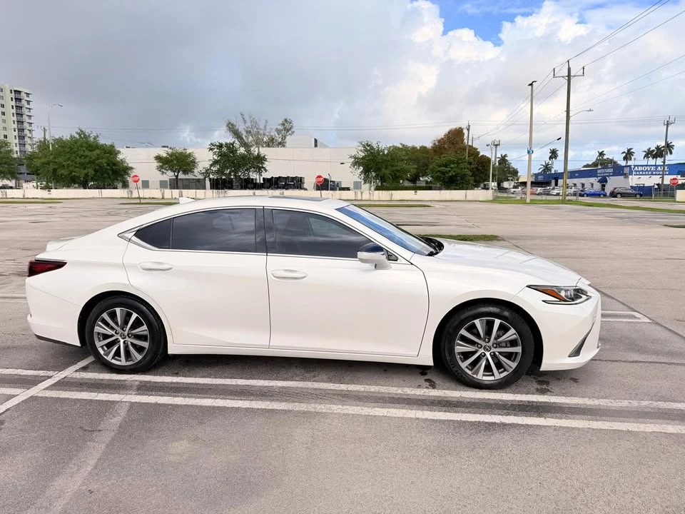 2021 Lexus ES 7th Gen - Image 2 of 11
