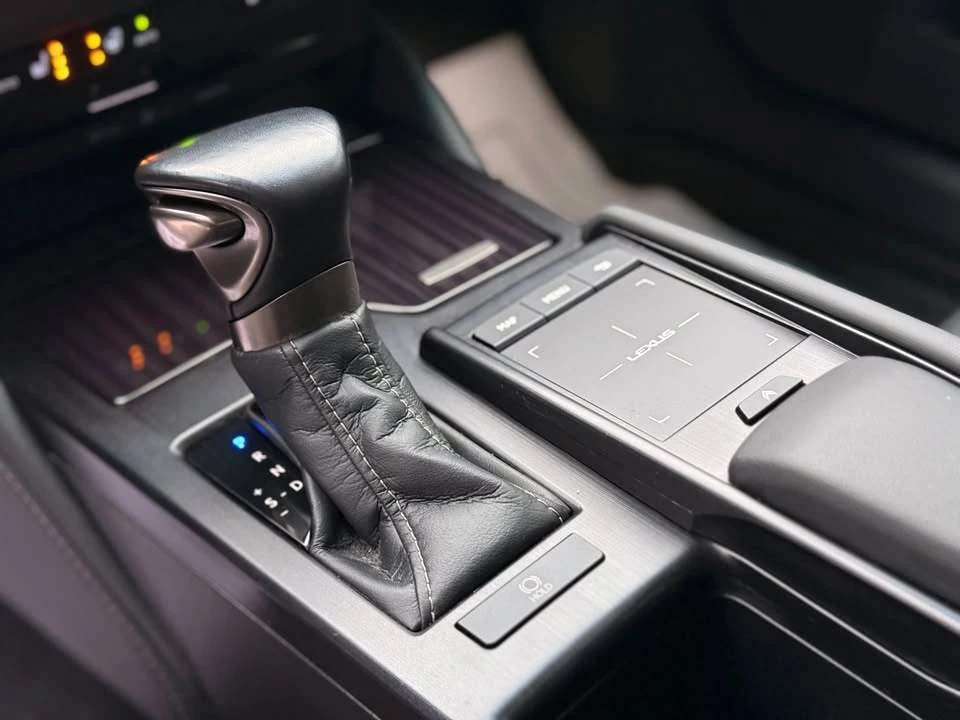 2021 Lexus ES 7th Gen - Image 15 of 20