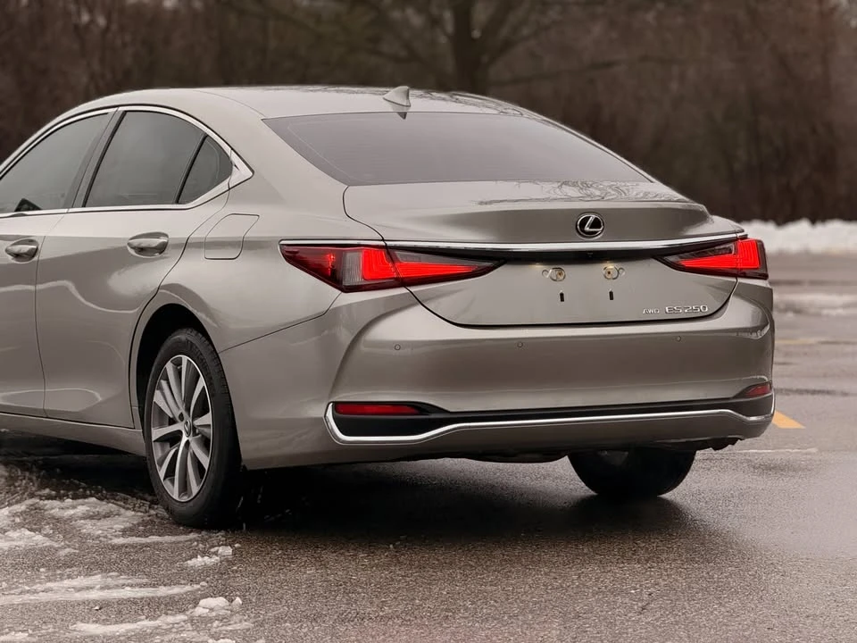 2021 Lexus ES 7th Gen - Image 9 of 20