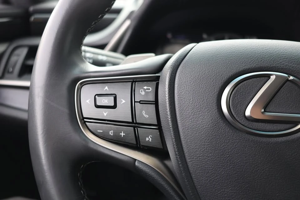 2021 Lexus ES 7th Gen - Image 18 of 19