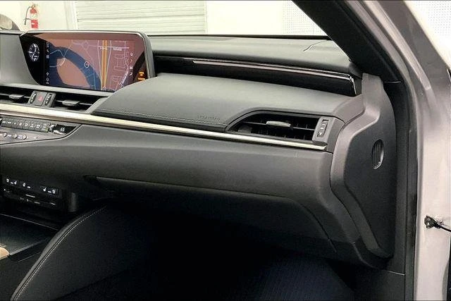 2021 Lexus ES 7th Gen - Image 17 of 18