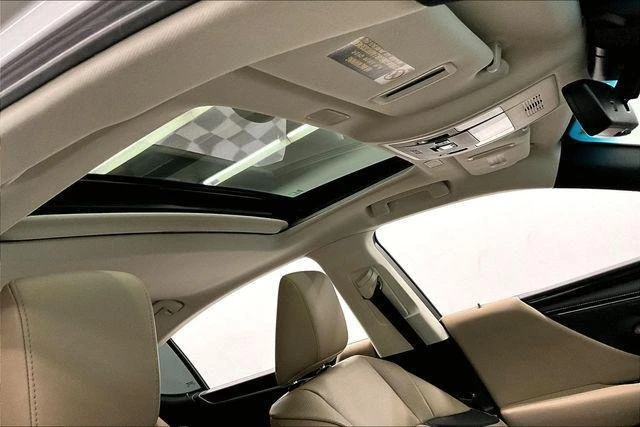 2021 Lexus ES 7th Gen - Image 18 of 18