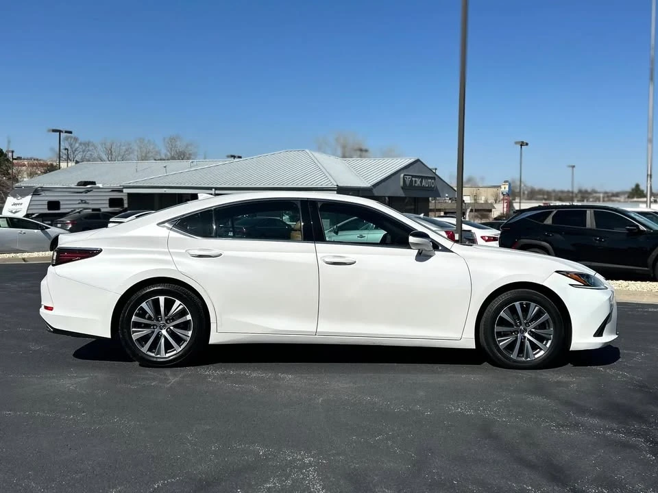 2021 Lexus ES 7th Gen - Image 6 of 20