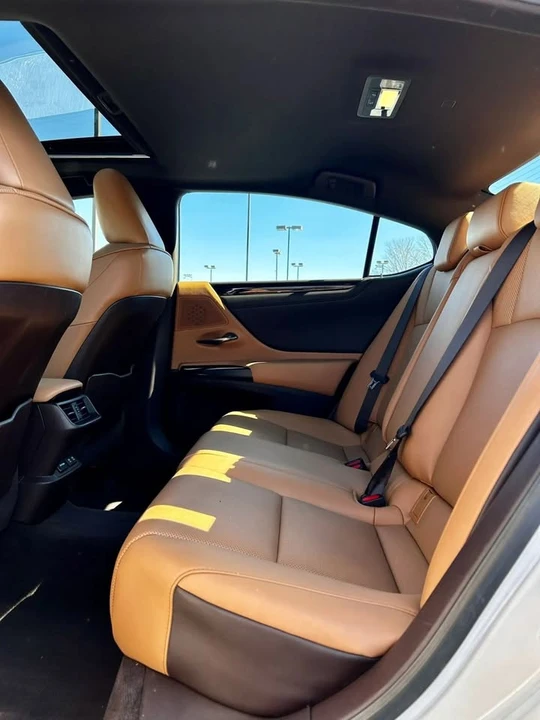 2021 Lexus ES 7th Gen - Image 15 of 20