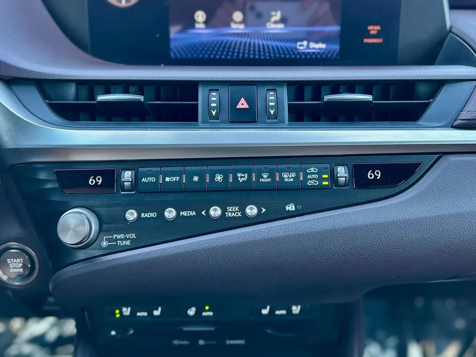 2021 Lexus ES 7th Gen - Image 11 of 20