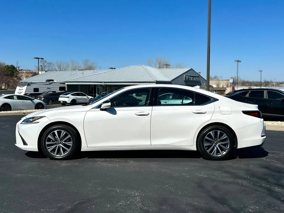 2021 Lexus ES 7th Gen - Image 2 of 20