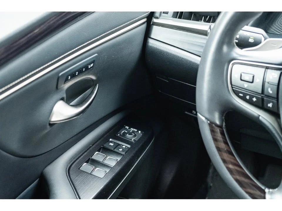 2021 Lexus ES 7th Gen - Image 14 of 20