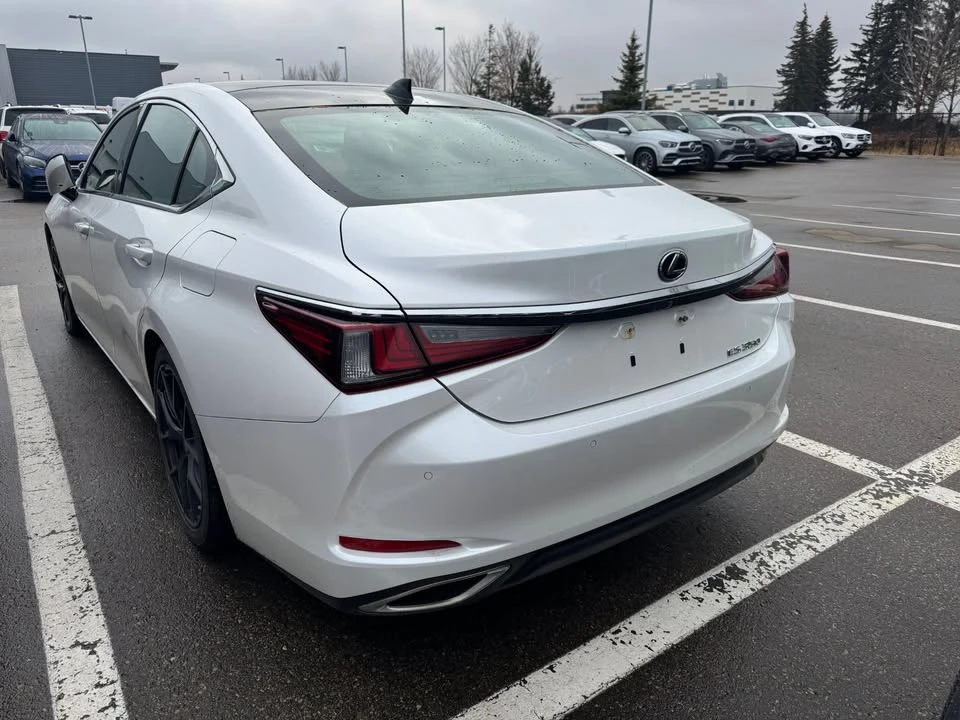 2021 Lexus ES 7th Gen - Image 2 of 8
