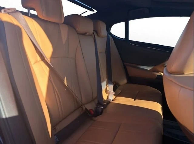 2021 Lexus ES 7th Gen - Image 9 of 12
