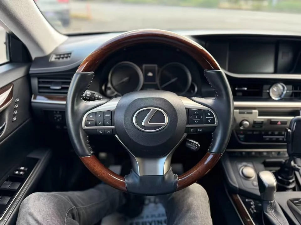 2021 Lexus ES 7th Gen - Image 13 of 17