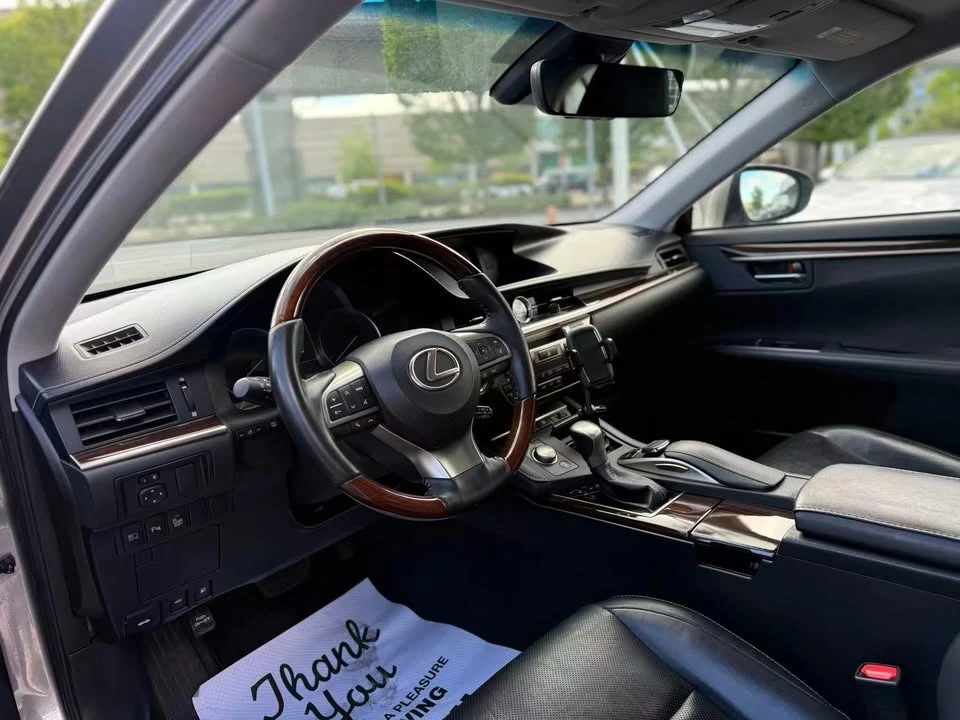 2021 Lexus ES 7th Gen - Image 8 of 17