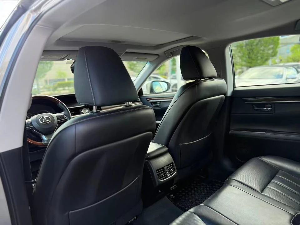 2021 Lexus ES 7th Gen - Image 9 of 17