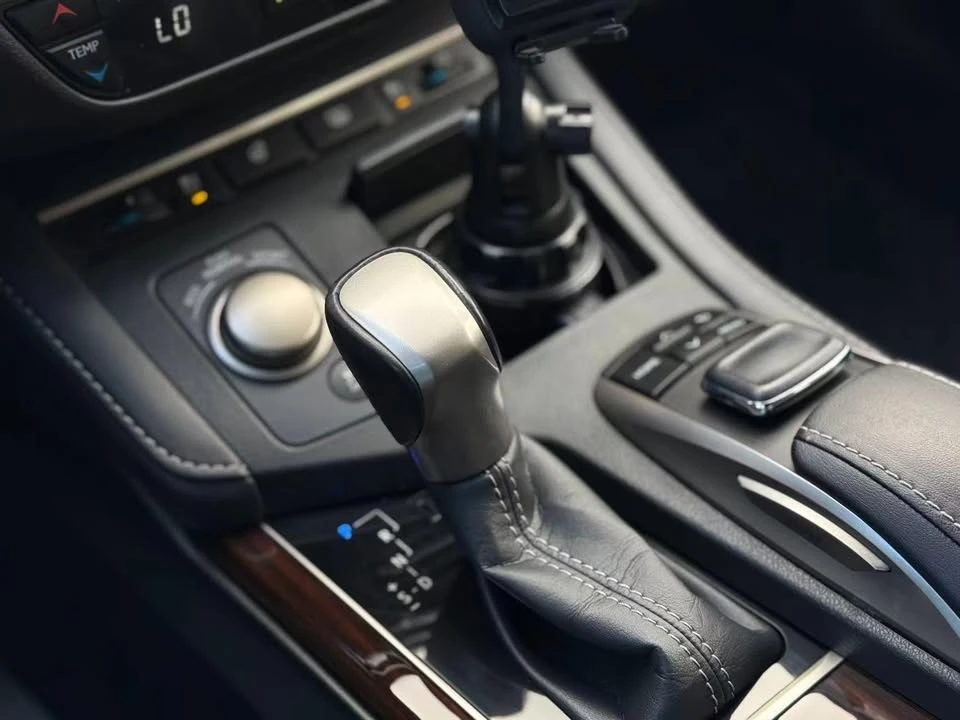 2021 Lexus ES 7th Gen - Image 15 of 17