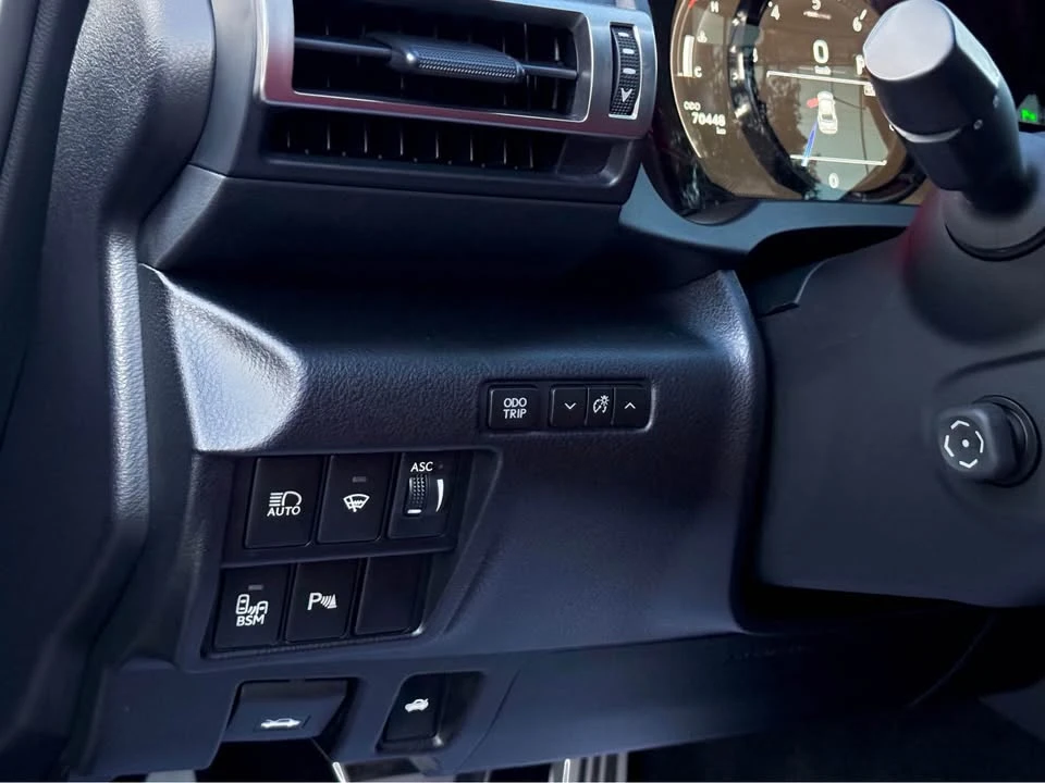 2021 Lexus RC - Image 8 of 20