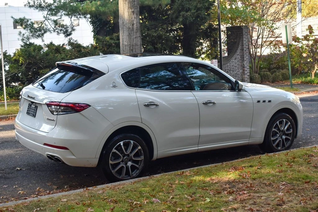 2021 Maserati Levante - Image 8 of 12