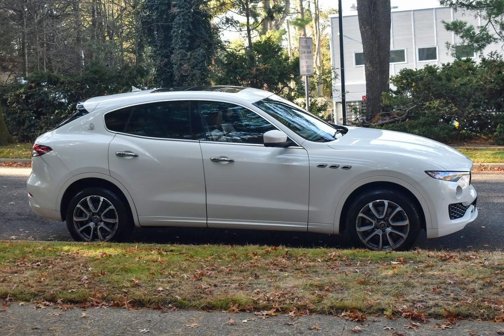 2021 Maserati Levante - Image 11 of 12