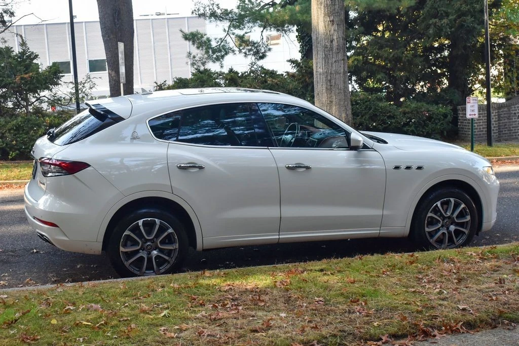 2021 Maserati Levante - Image 9 of 12