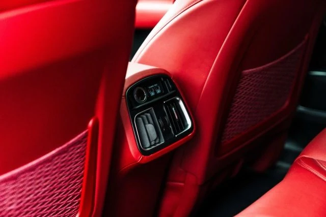 2021 Maserati Levante - Image 25 of 31