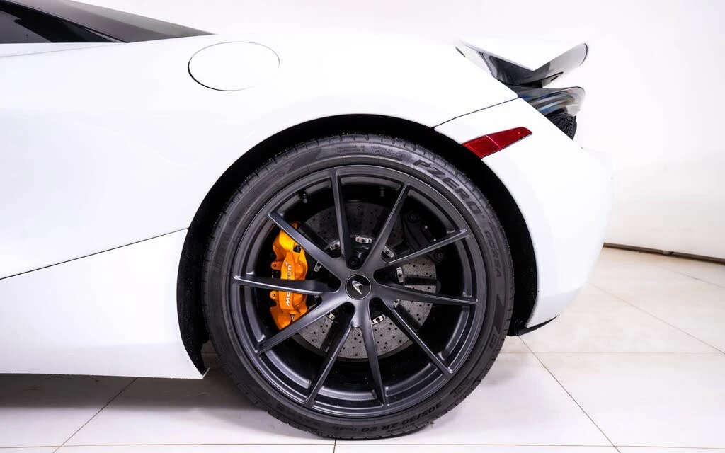 2021 McLaren 720S Spider - Image 19 of 27
