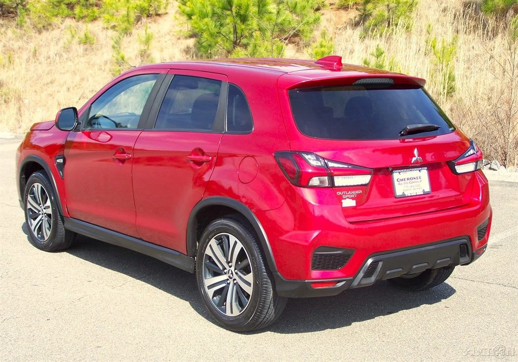 2021 Mitsubishi Outlander - Image 2 of 12