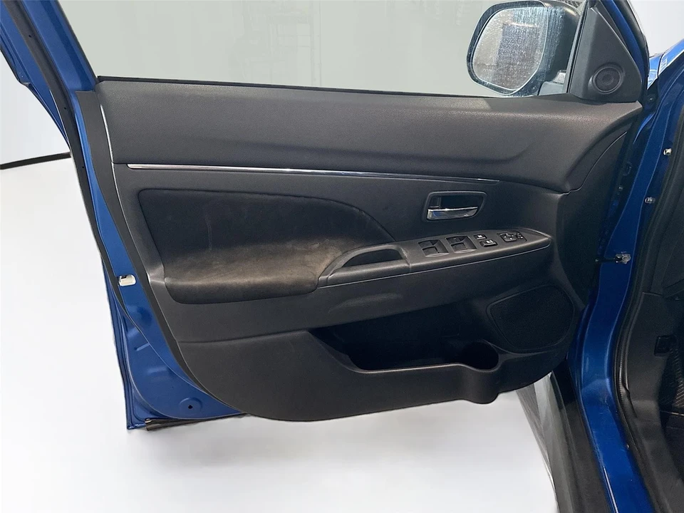 2021 Mitsubishi Outlander - Image 9 of 16