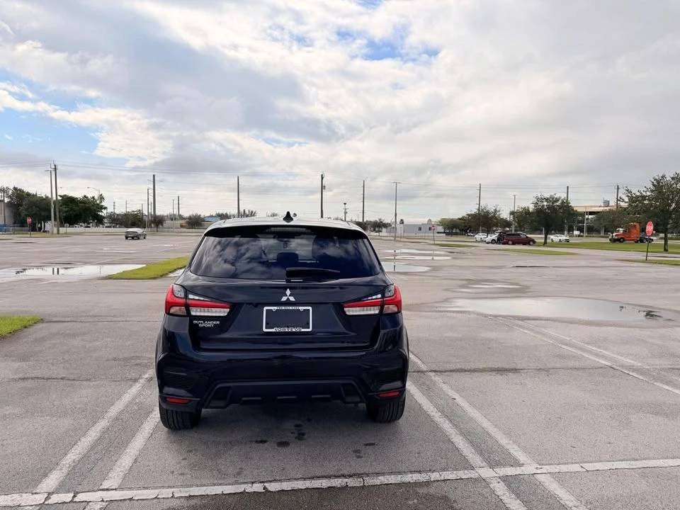 2021 Mitsubishi Outlander - Image 4 of 10