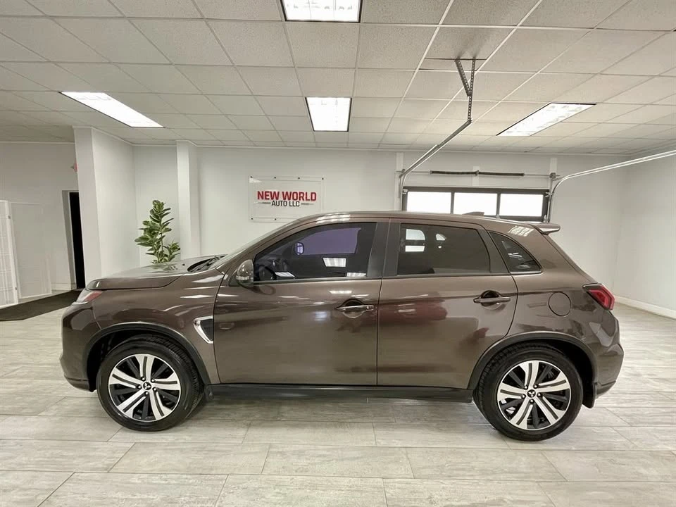 2021 Mitsubishi Outlander - Image 2 of 20