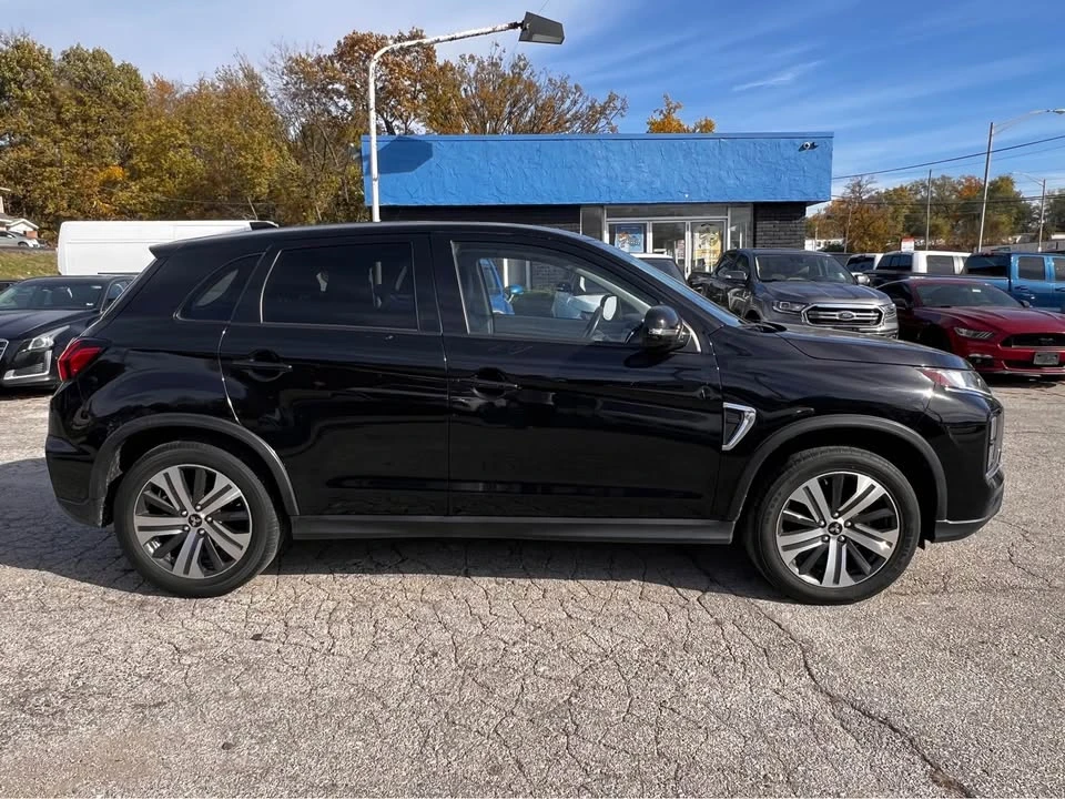 2021 Mitsubishi Outlander - Image 2 of 13
