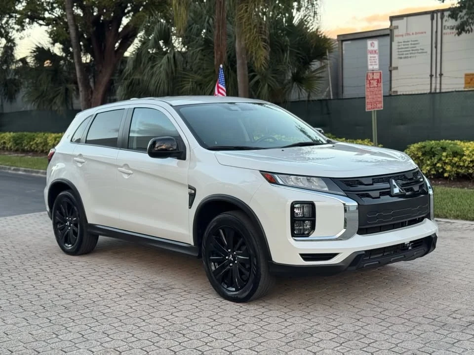2021 Mitsubishi Outlander - Image 2 of 20