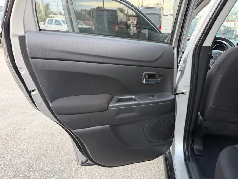 2021 Mitsubishi Outlander - Image 15 of 20