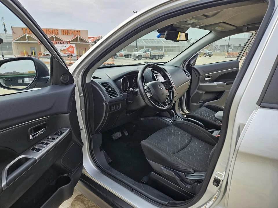 2021 Mitsubishi Outlander - Image 9 of 15