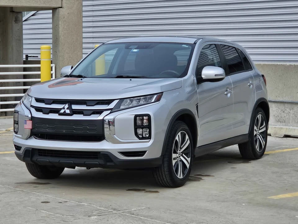 2021 Mitsubishi Outlander - Image 2 of 17