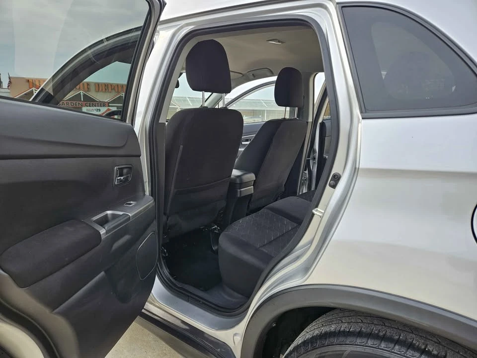 2021 Mitsubishi Outlander - Image 11 of 17