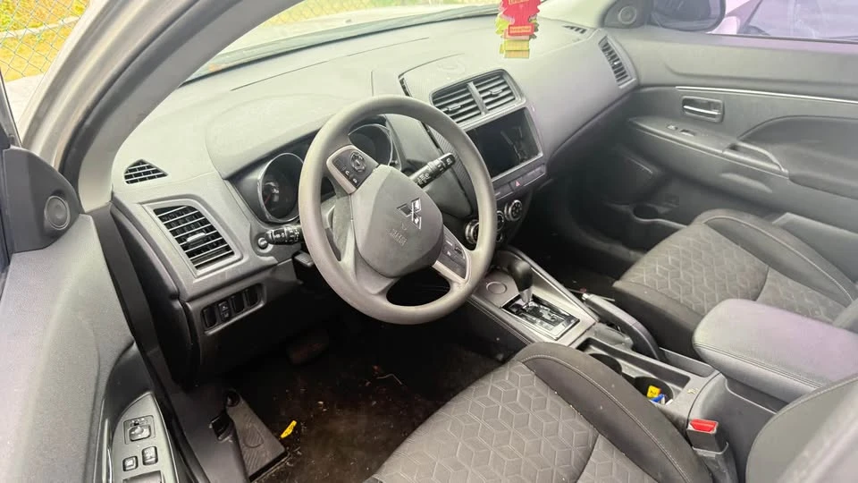 2021 Mitsubishi Outlander - Image 2 of 3