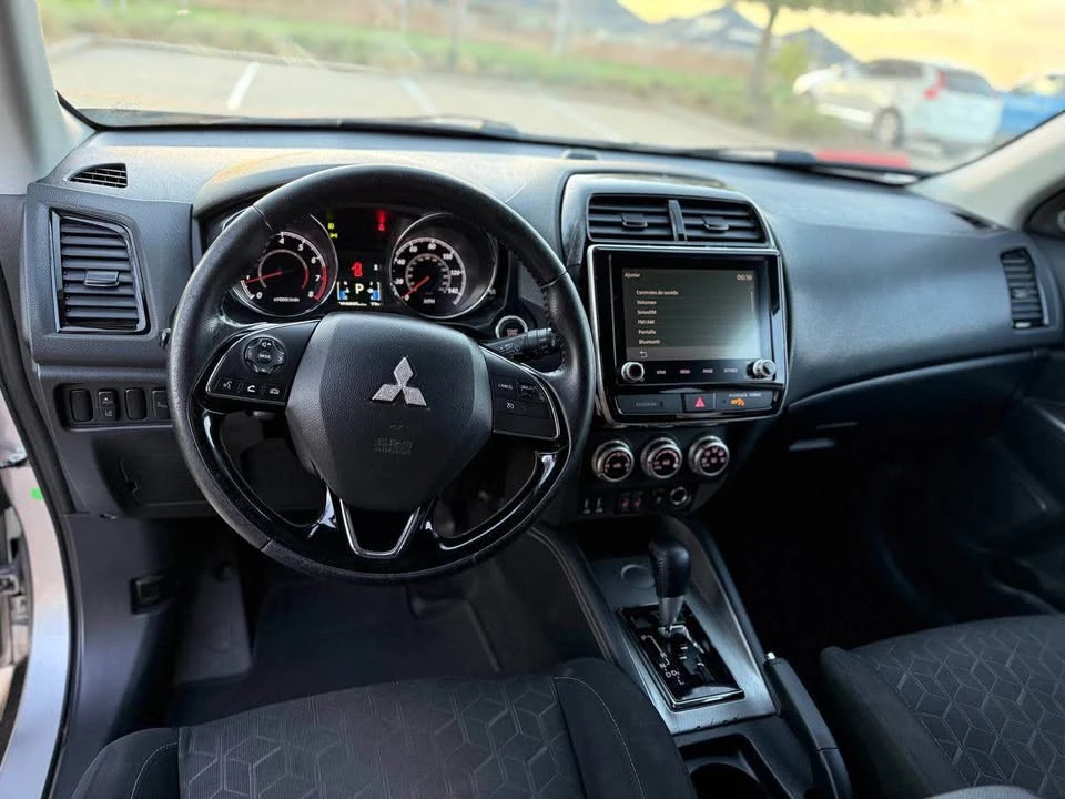 2021 Mitsubishi Outlander - Image 8 of 14