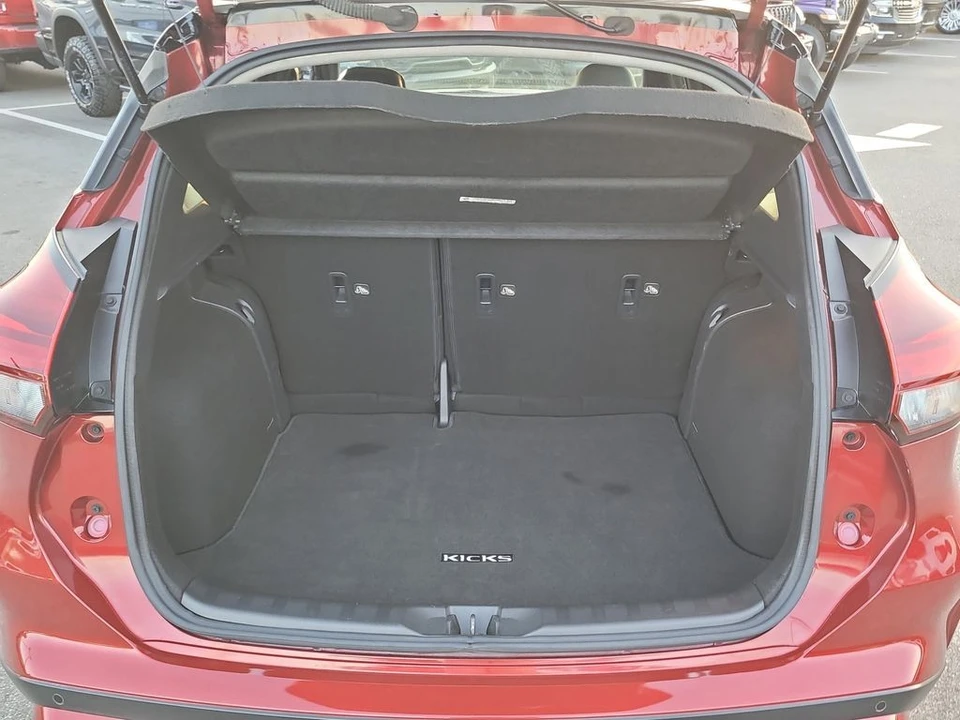 2021 Nissan Kicks - Image 8 of 12