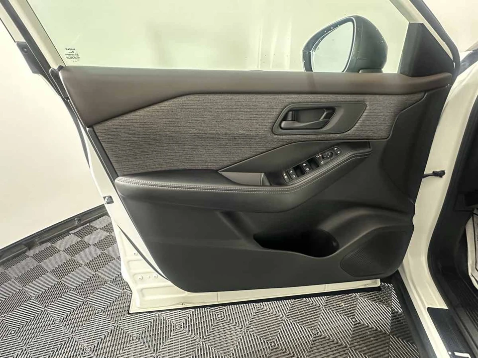 2021 Nissan Rogue - Image 15 of 21