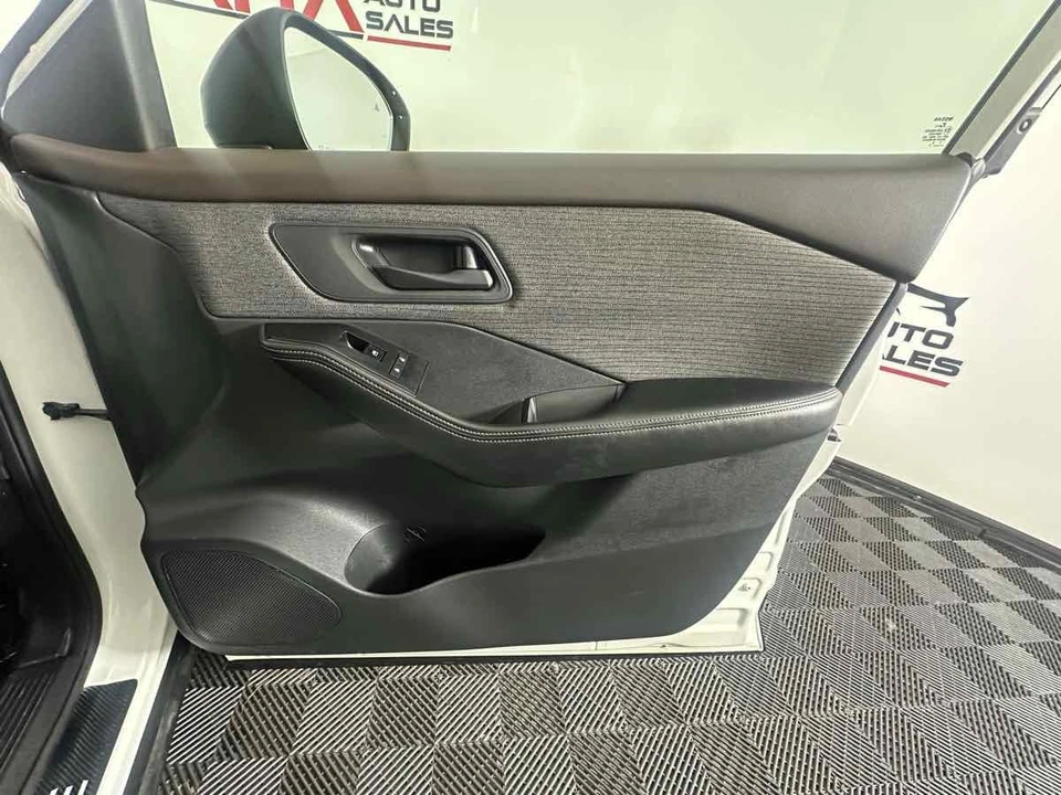 2021 Nissan Rogue - Image 16 of 21