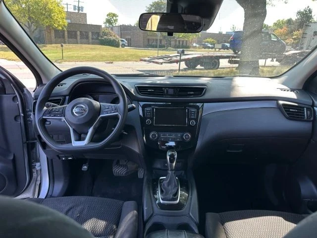 2021 Nissan Rogue - Image 14 of 17