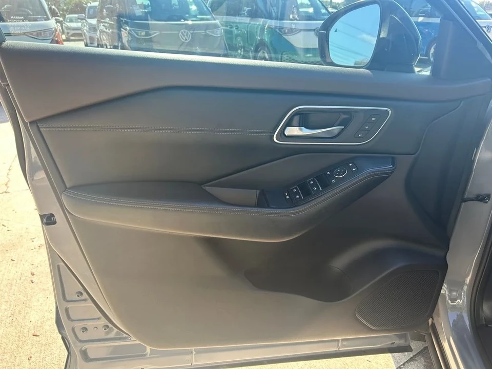 2021 Nissan Rogue - Image 11 of 12