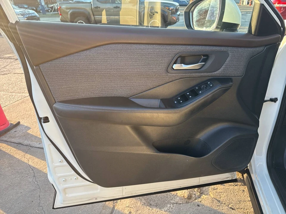 2021 Nissan Rogue - Image 10 of 21