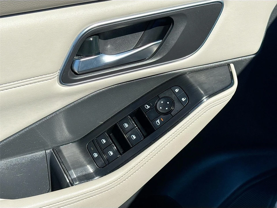 2021 Nissan Rogue - Image 17 of 21