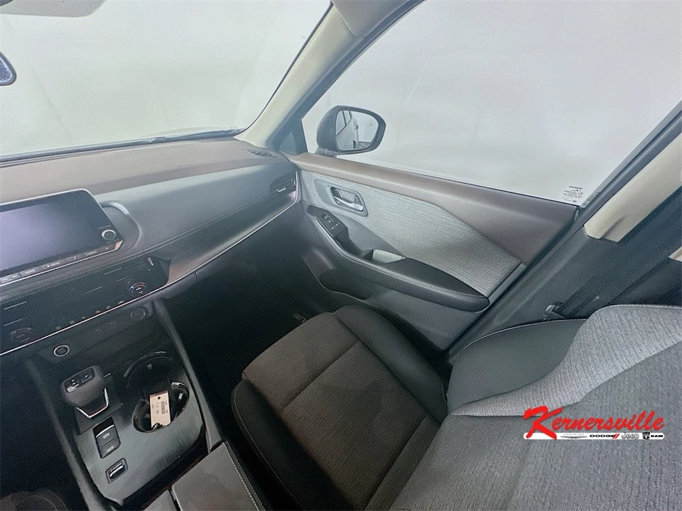 2021 Nissan Rogue - Image 11 of 21