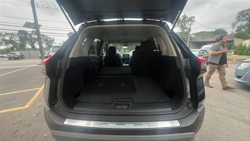 2021 Nissan Rogue - Image 10 of 12